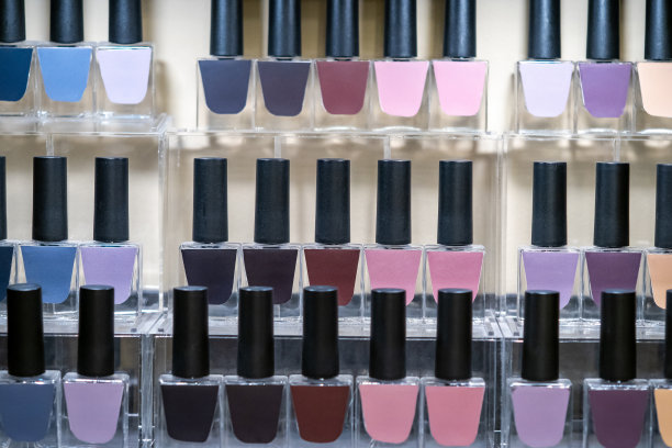 化妆品店里的一套彩色指甲油瓶子。图片下载