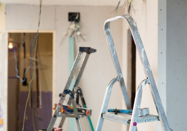 空公寓里的梯子照片，装修工作图片下载