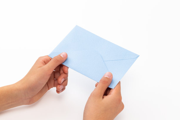 伸手去接信。图片下载