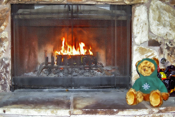 在山间的火堆旁放松图片下载