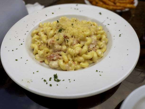 美味的龙虾通心粉和奶酪晚餐图片下载