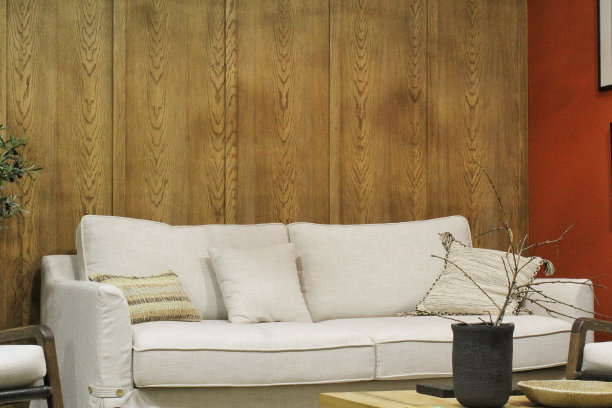 沙发上舒适的彩色软枕头特写。时尚新潮的公寓家居装饰。Hygge斯堪的纳维亚阁楼设计。酒店现代卧室内部。舒适的睡眠和放松的概念。图片下载