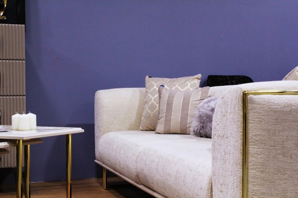 沙发上舒适的彩色软枕头特写。时尚新潮的公寓家居装饰。Hygge斯堪的纳维亚阁楼设计。酒店现代卧室内部。舒适的睡眠和放松的概念。图片下载