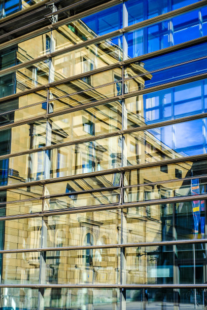 典型的现代办公大楼倒影图片下载