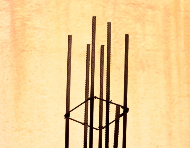 黑色的铁结构上的黄色背景。G图片下载