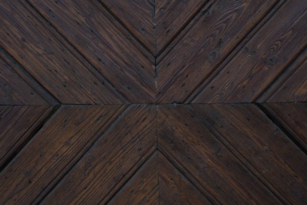 一扇古老木门的剪影，上面有深棕色的木板图案。图片下载