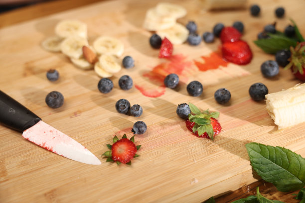 砧板上的各种水果图片下载