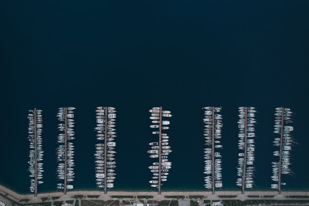 有帆船和游艇的滨海湾图片下载