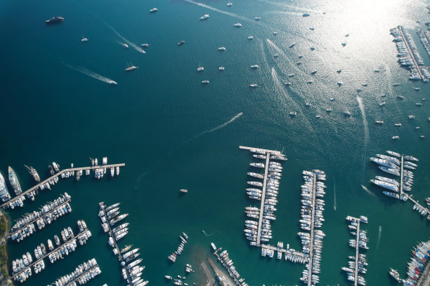 有帆船和游艇的滨海湾图片下载