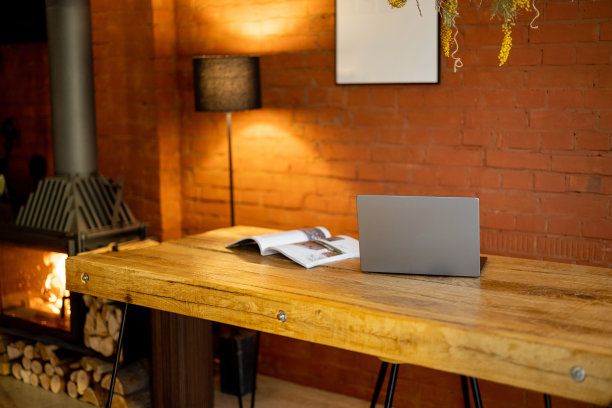 时尚舒适的工作场所，家里有一张木桌图片下载