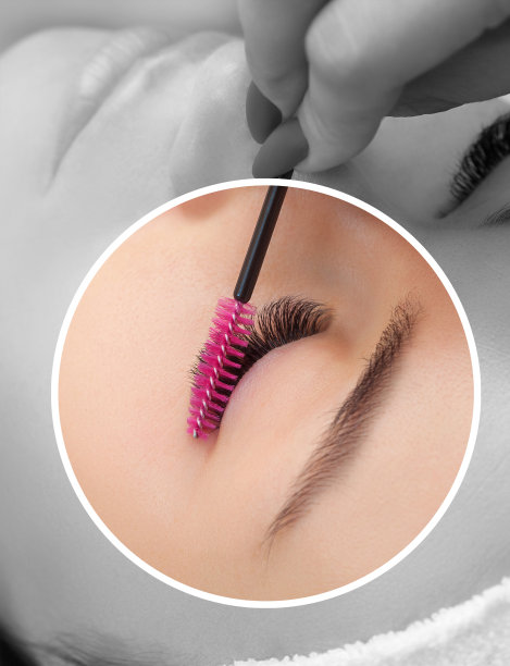 美发店里长睫毛的美女。睫毛延长程序。睫毛靠近图片下载