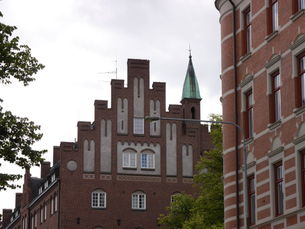 多云天空下建筑物的低角度视图图片下载