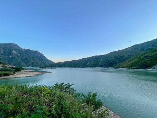 阿尔巴尼亚日落时分的科马尼湖图片下载