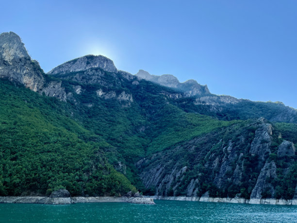 阿尔巴尼亚日落时分的科马尼湖图片下载