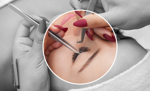 美发店里长睫毛的美女。睫毛延长程序。睫毛靠近图片下载