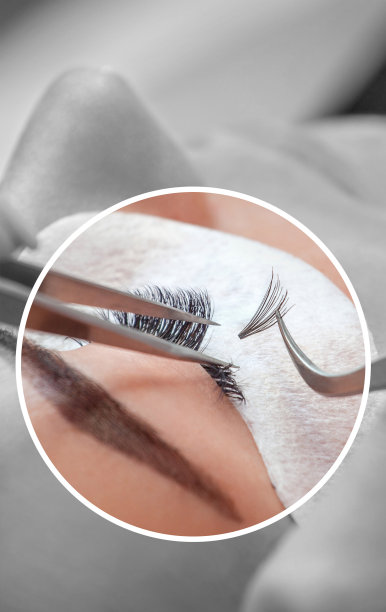 美发店里长睫毛的美女。睫毛延长程序。睫毛靠近图片下载