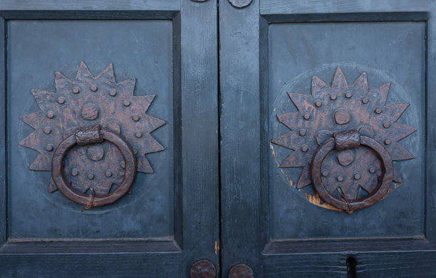 意大利圆形金属门把手(门环)锻造金属铆钉图片下载