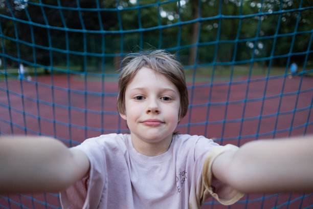 小男孩在公园里自拍图片下载