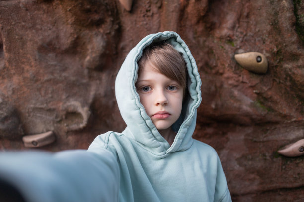 小男孩在公园里自拍图片下载