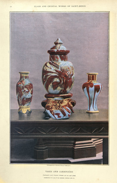 1889年巴黎世界博览会上展出的花瓶和花瓶图片下载