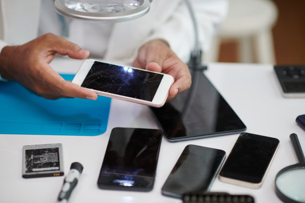 更换损坏的智能手机屏幕图片下载