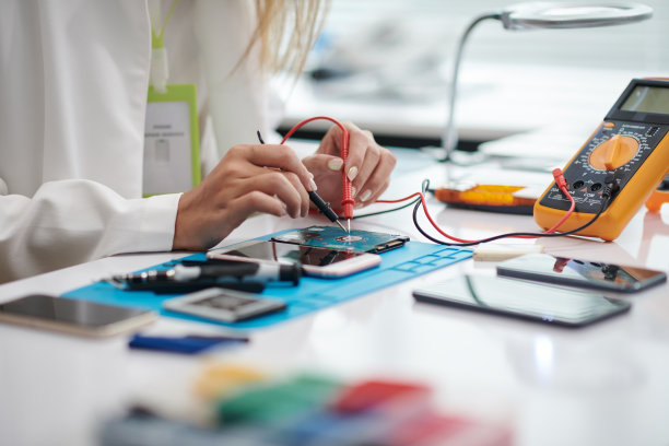 技术人员使用万用表图片下载