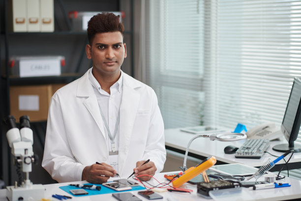 更换破碎筛管的工人图片下载