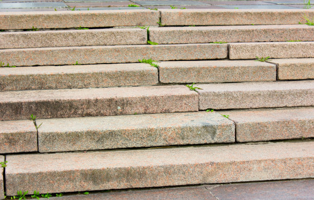 楼梯由天然石材制成。老式的石头楼梯。用石头砌成的古代楼梯。楼梯由天然石材制成。图片下载