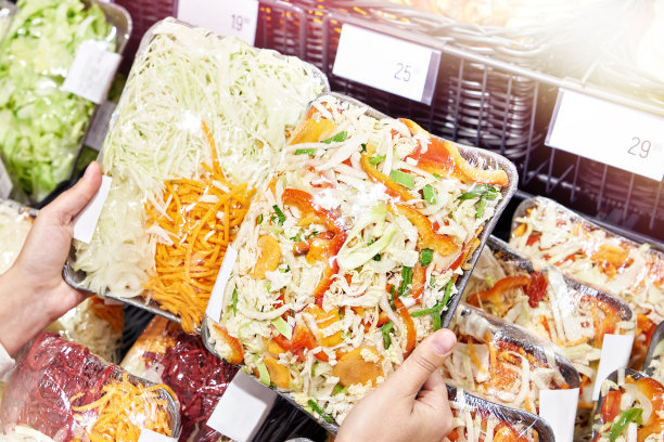 手里拿着新鲜切好的蔬菜图片下载