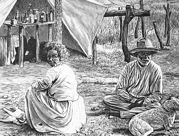 澳大利亚，一对土著夫妇坐在草地上图片下载