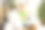 那个红发女孩站在床上，手里拿着一个枕头。孩子们打了一场枕头大战。图片下载