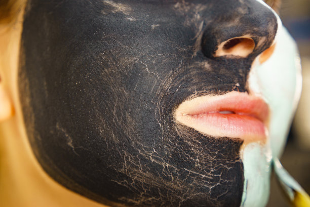 女孩脸上的黑绿泥面膜图片下载