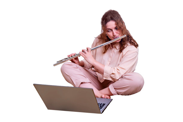 可爱的长笛手在白色的背景上弹奏乐器。在线学习，通过笔记本电脑上音乐课图片下载