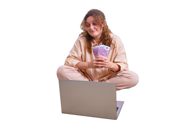 一名年轻女子手持一欧元，与一只猫坐在床上，被隔离在白色背景上。女人手里拿着钱在家里的卧室和宠物里，通过互联网工作图片下载