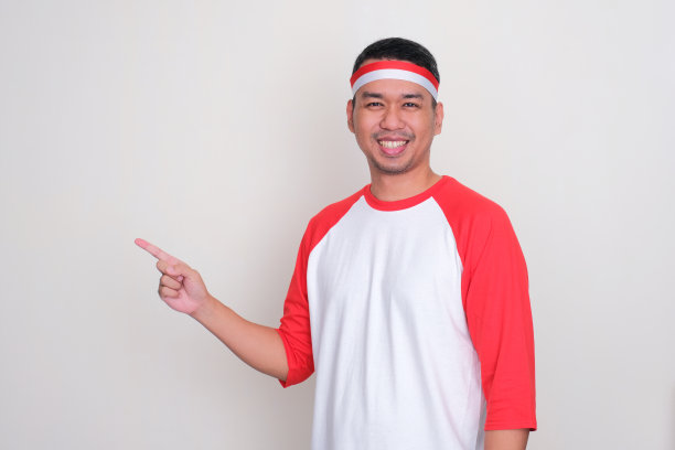 一名印尼男子微笑着指着右边图片下载