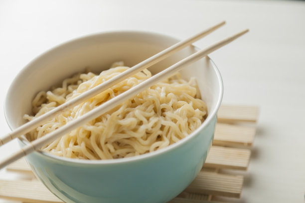 拉面用碗和筷子。图片下载