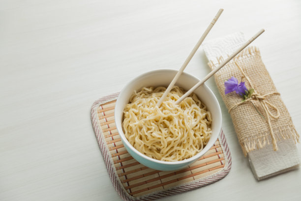 拉面用碗和筷子。图片下载