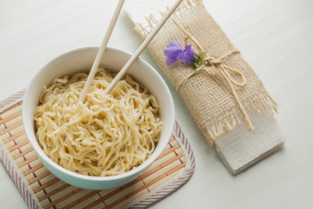 拉面用碗和筷子。图片下载