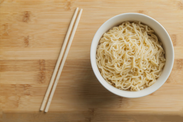 拉面用碗和筷子。图片下载