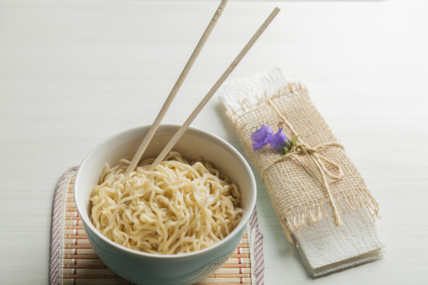 拉面用碗和筷子。图片下载