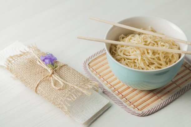 拉面用碗和筷子。图片下载