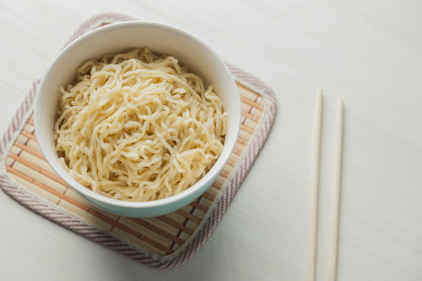 拉面用碗和筷子。图片下载