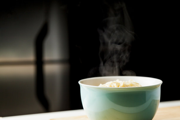 拉面用碗和筷子。图片下载