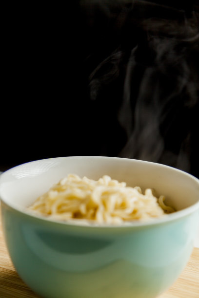 拉面用碗和筷子。图片下载