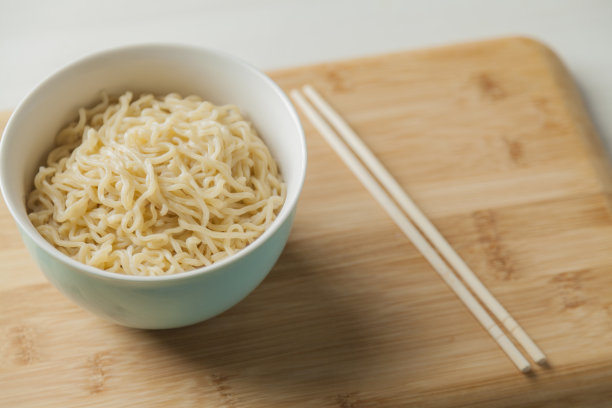 拉面用碗和筷子。图片下载