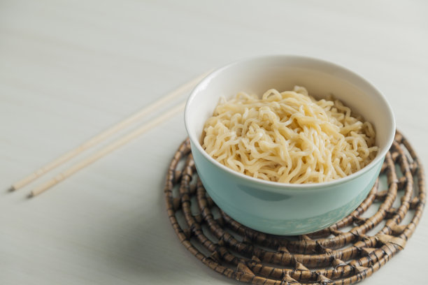 拉面用碗和筷子。图片下载