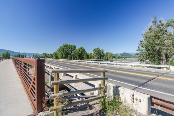 怀俄明州提顿县杰克逊霍尔附近的格罗斯文特河大桥图片下载