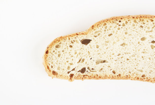 切片全麦面包。美味的全麦糕点与种子隔离在白色背景。图片下载