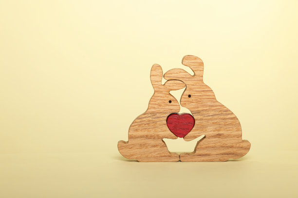 黄色背景上有心的兔子图片下载