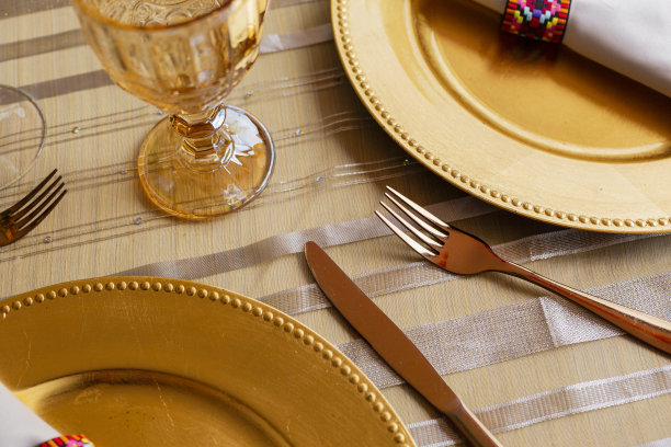 婚宴上一张装饰精美的桌子图片下载